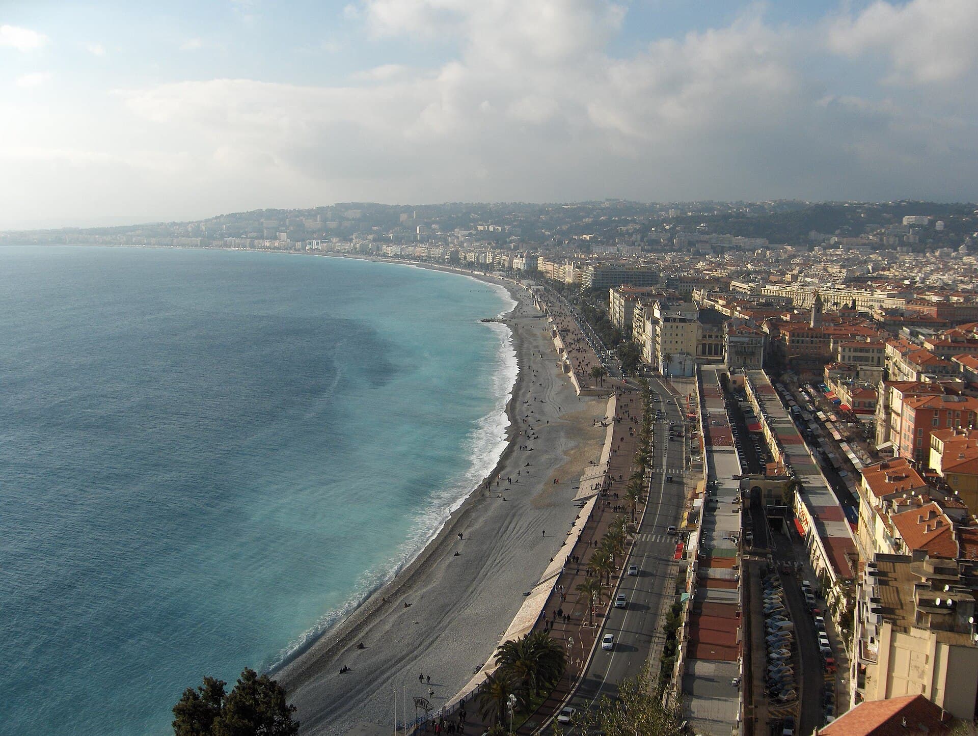 Vue aérienne de Nice et de la Promenade des Anglais sur la Côte d'Azur